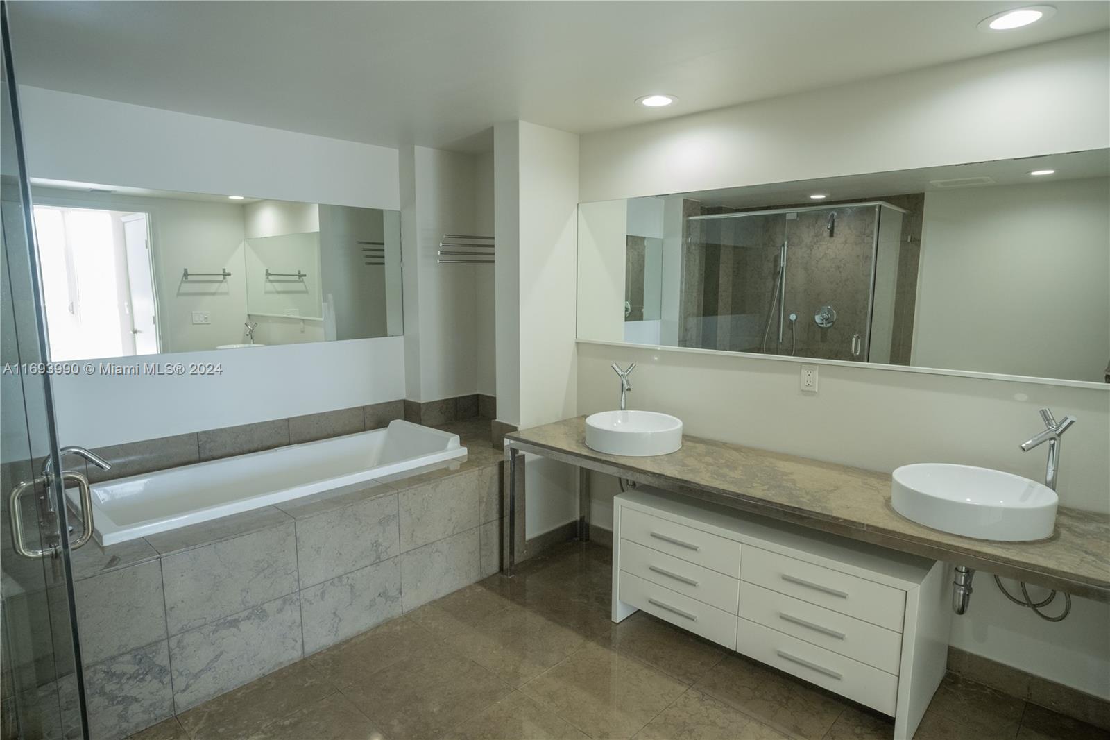 495 Brickell Ave # 2703