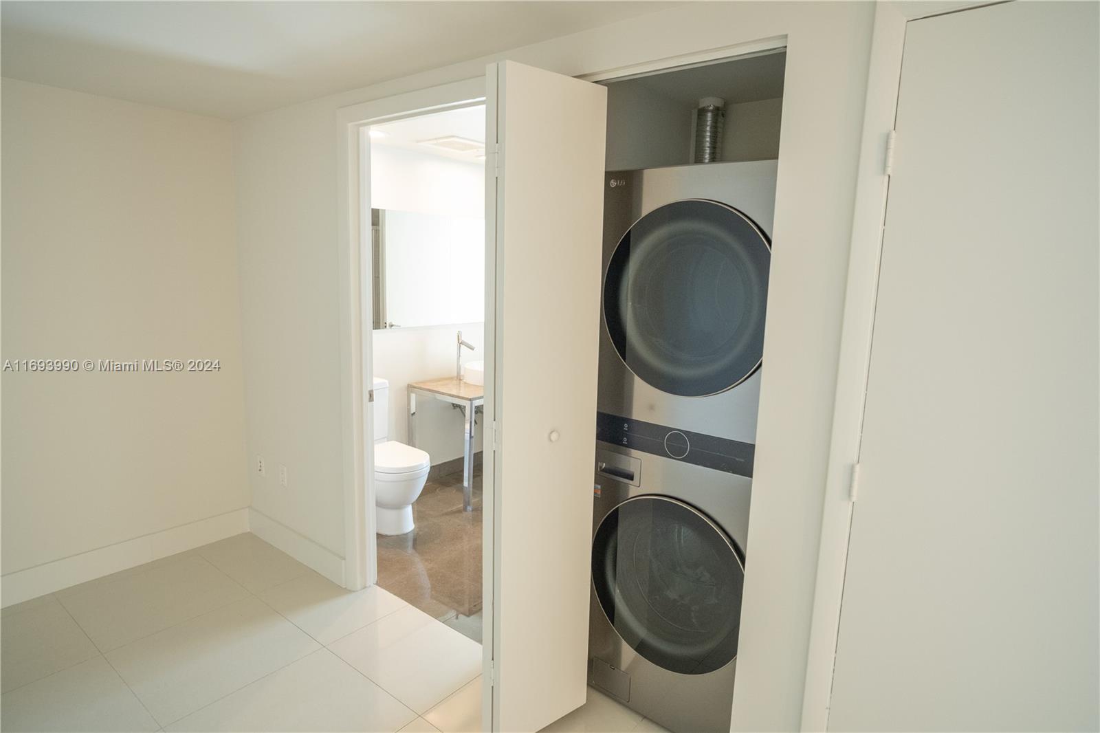 495 Brickell Ave # 2703