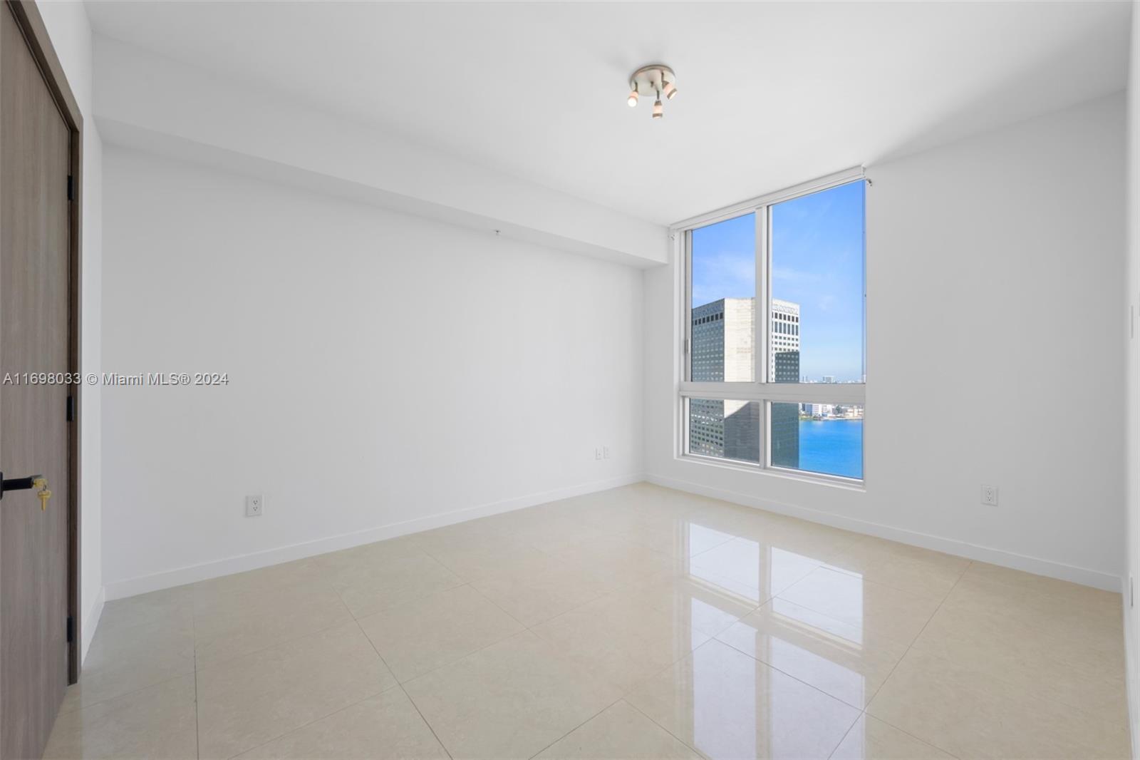 300 S Biscayne Blvd # 2212 Unit: T-2212