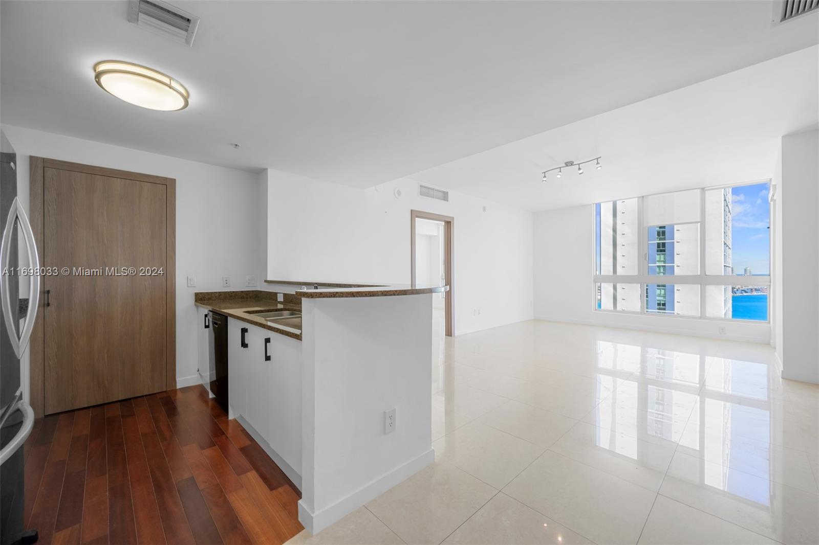 300 S Biscayne Blvd # 2212 Unit: T-2212