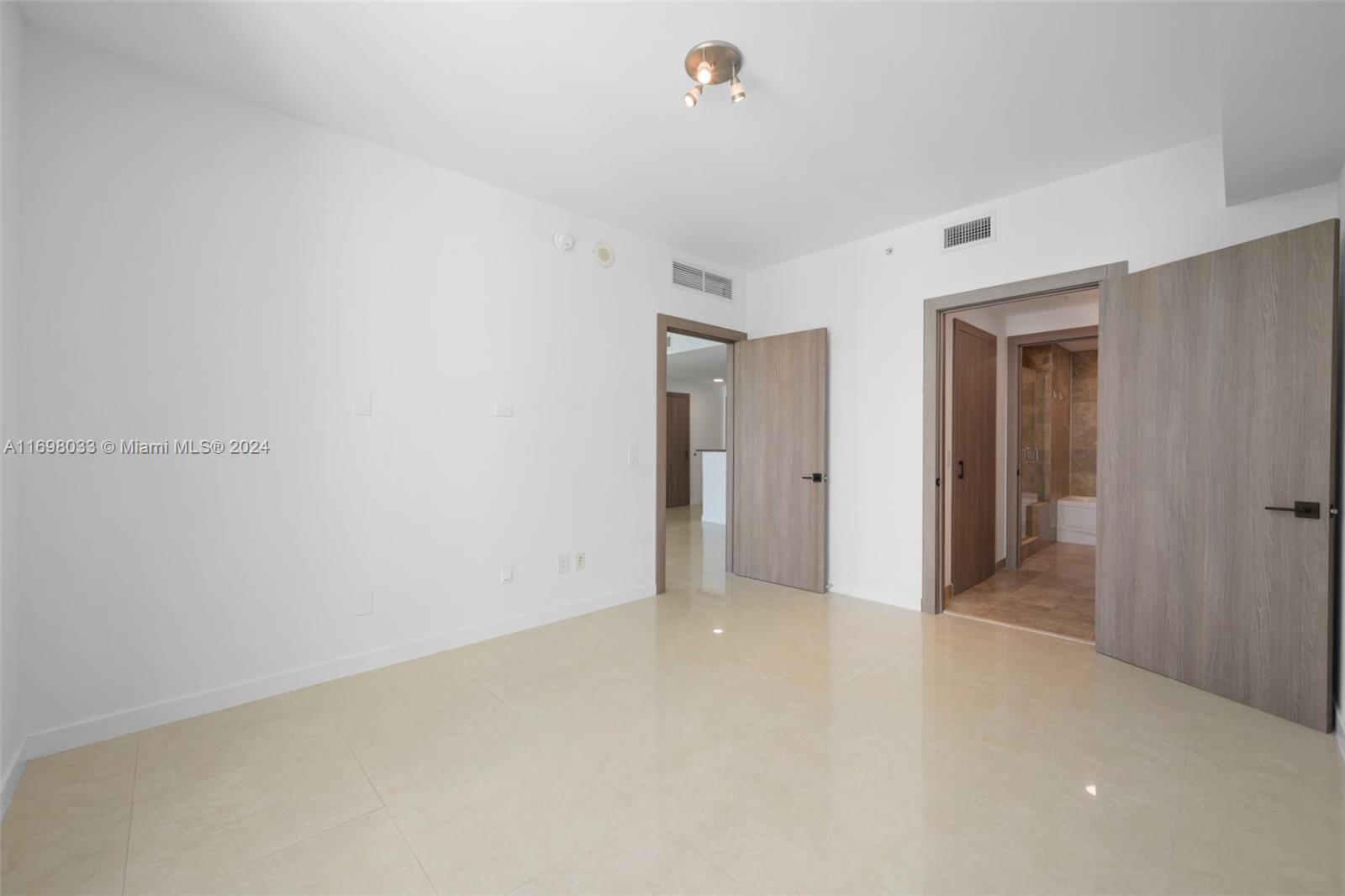 300 S Biscayne Blvd # 2212 Unit: T-2212