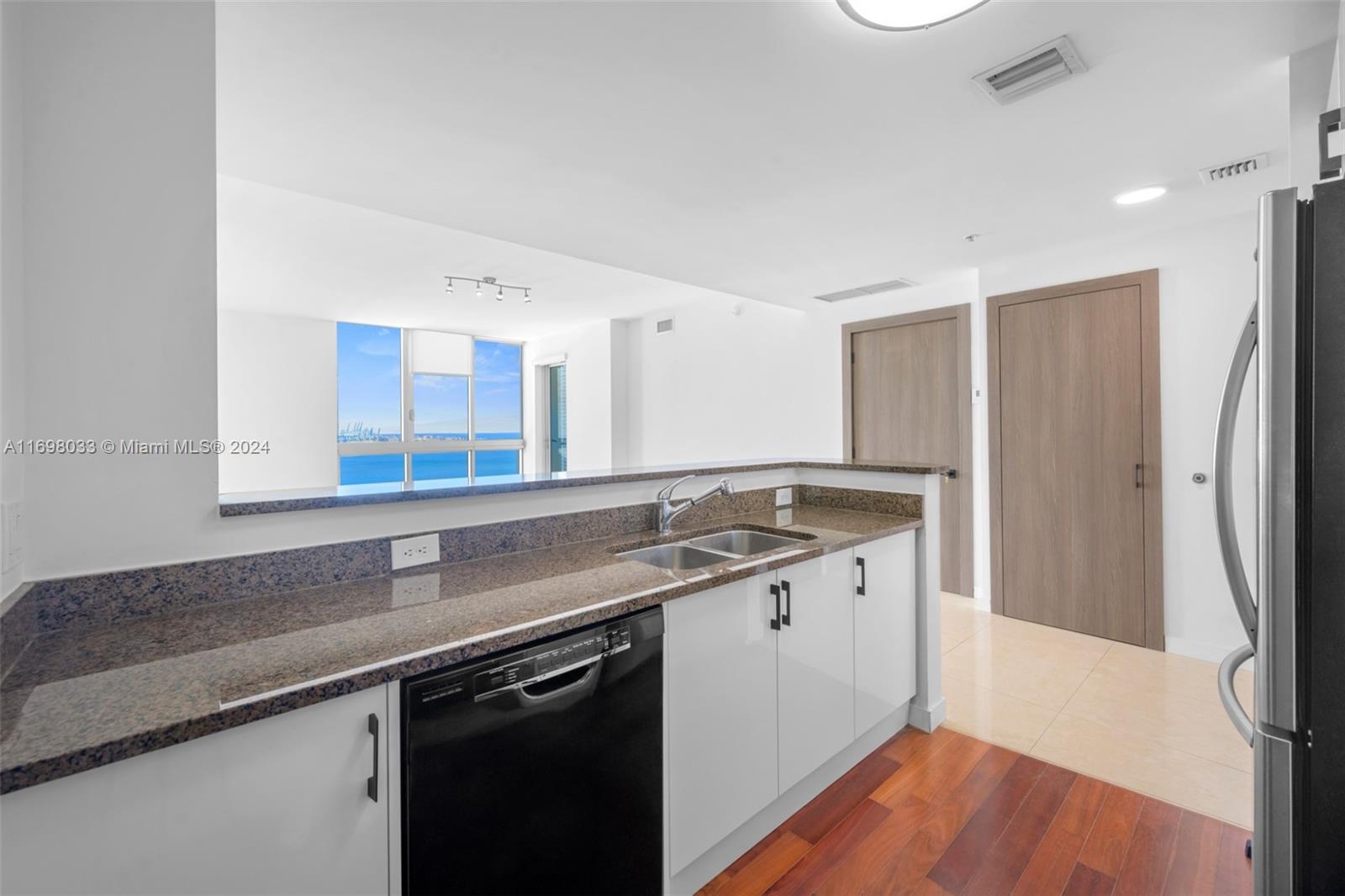300 S Biscayne Blvd # 2212 Unit: T-2212