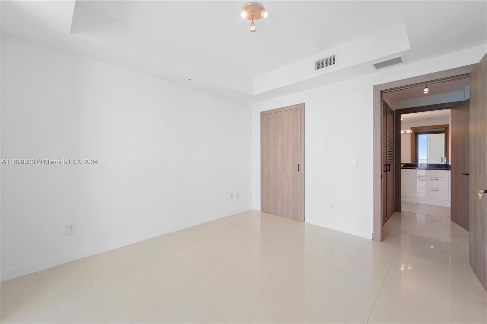 300 S Biscayne Blvd # 2212 Unit: T-2212