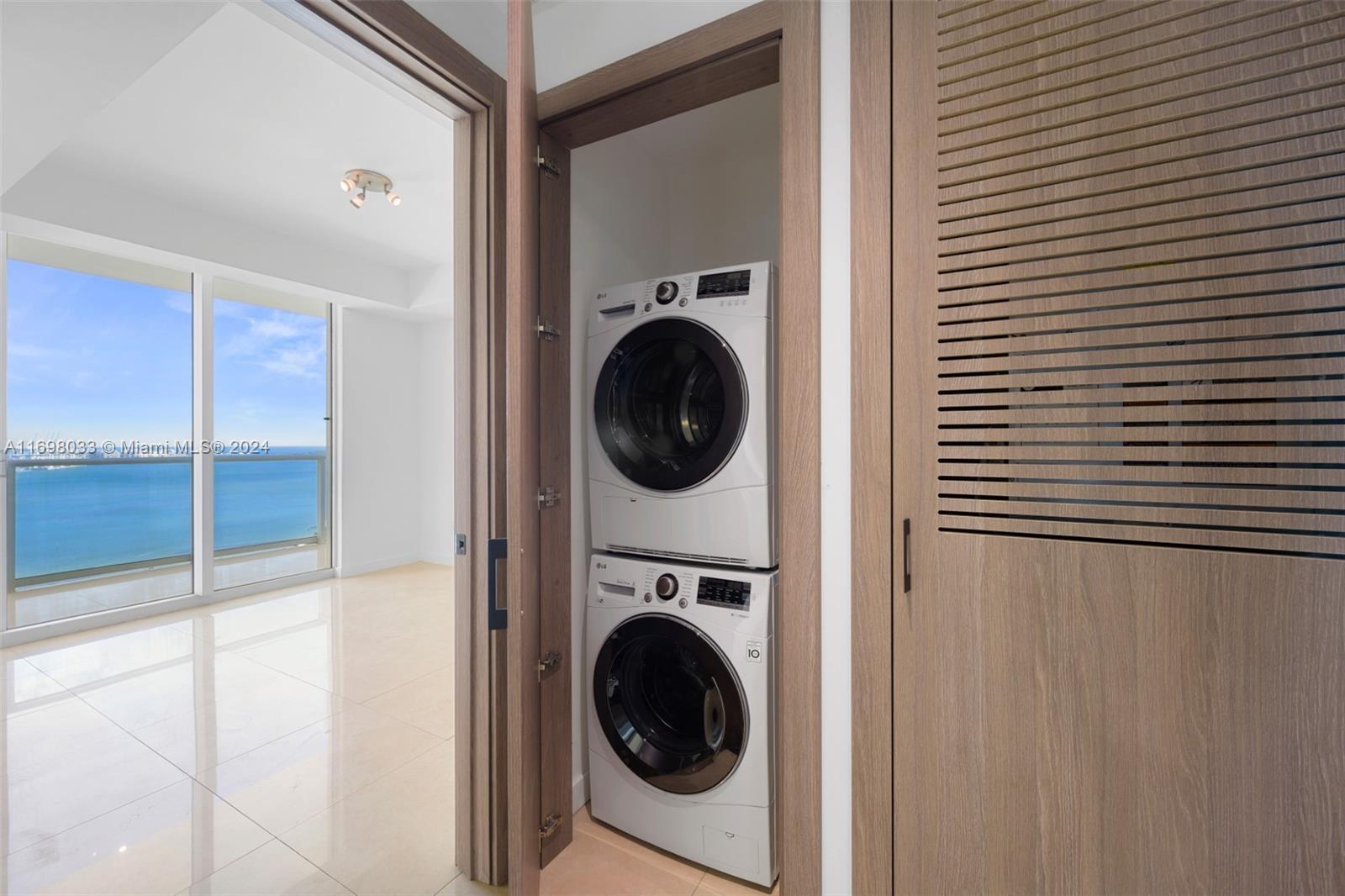 300 S Biscayne Blvd # 2212 Unit: T-2212