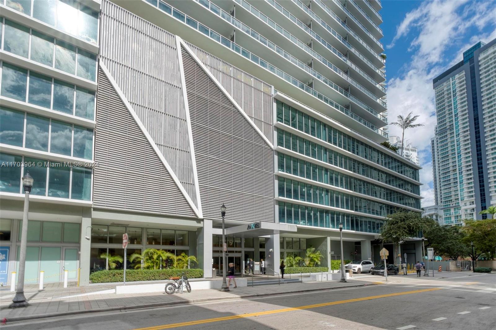 79 SW 12th St Unit: 2302-S