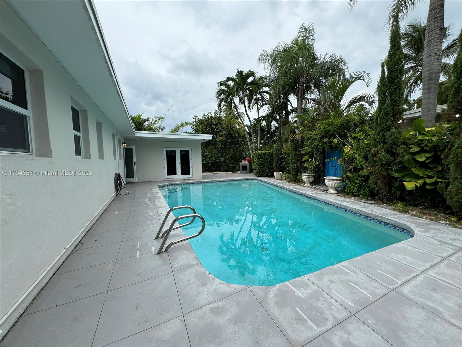 2075 S Hibiscus Dr