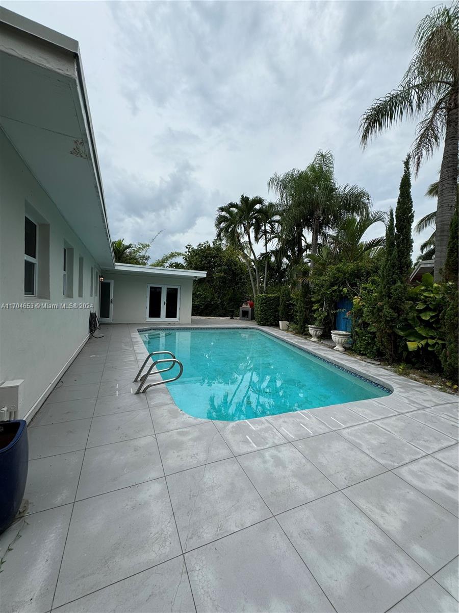 2075 S Hibiscus Dr