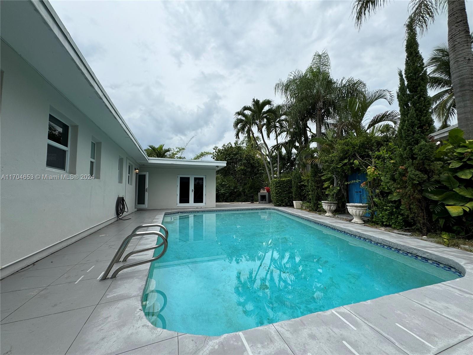 2075 S Hibiscus Dr