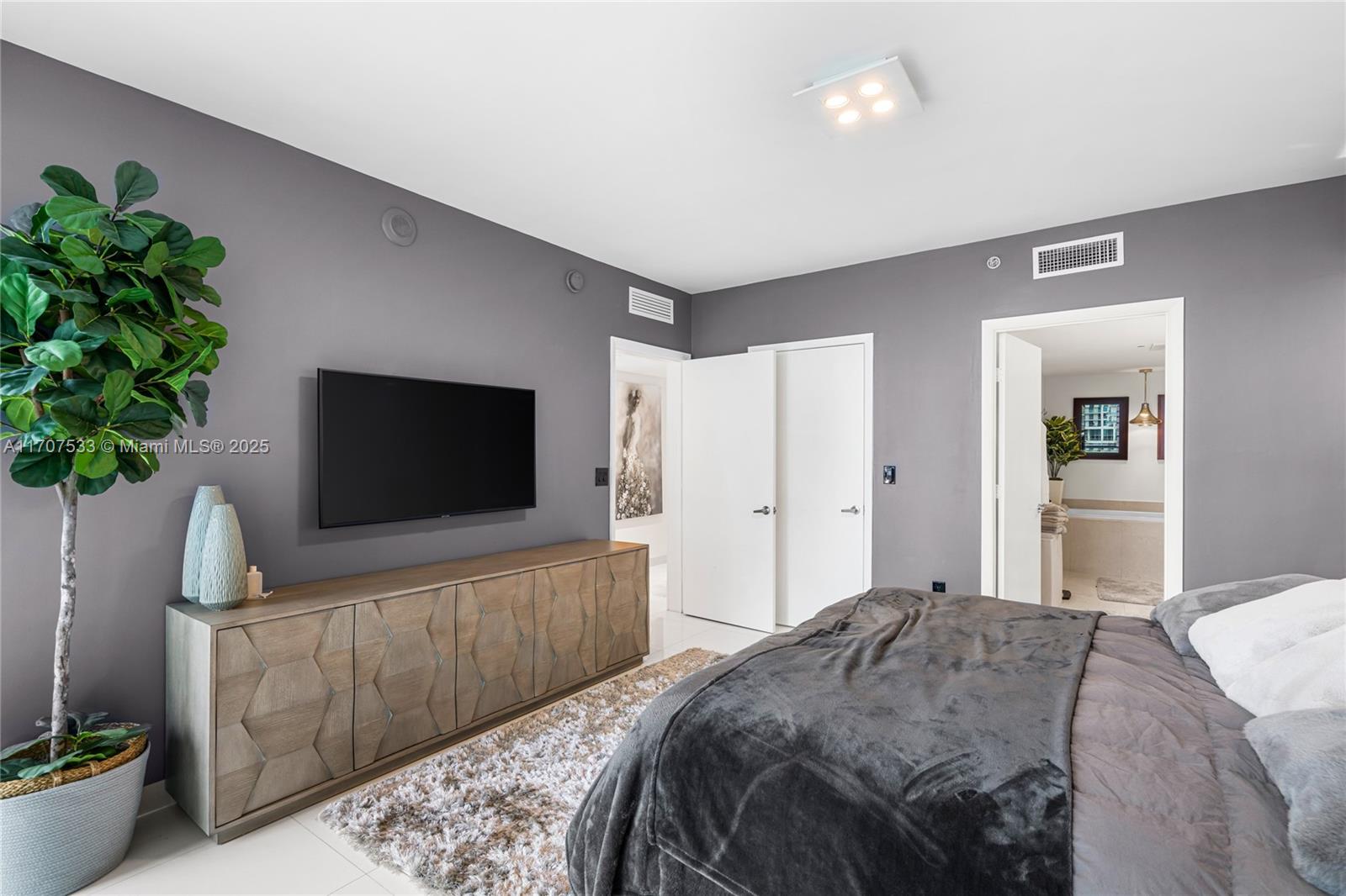 495 Brickell Ave # 1702