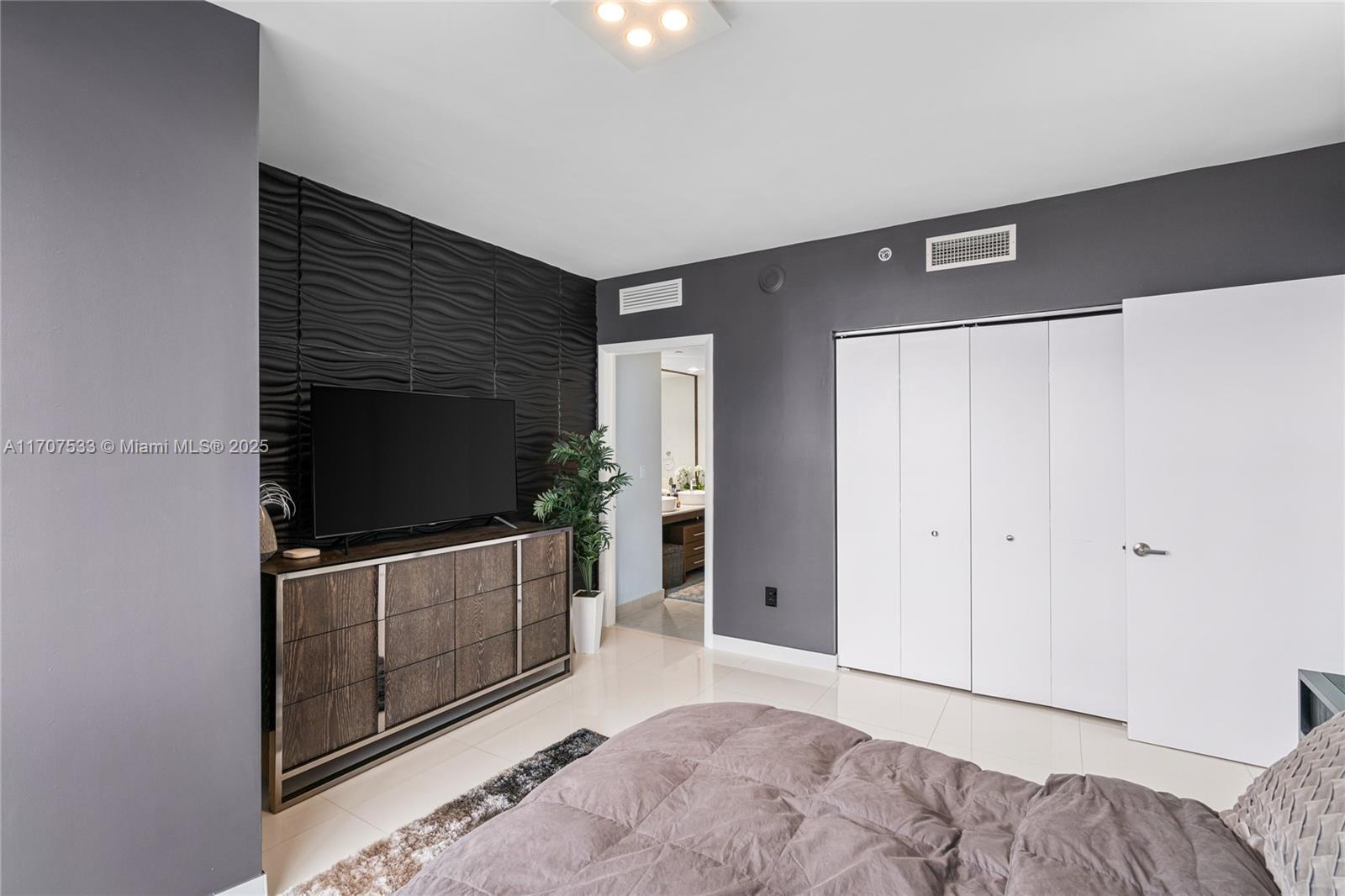 495 Brickell Ave # 1702