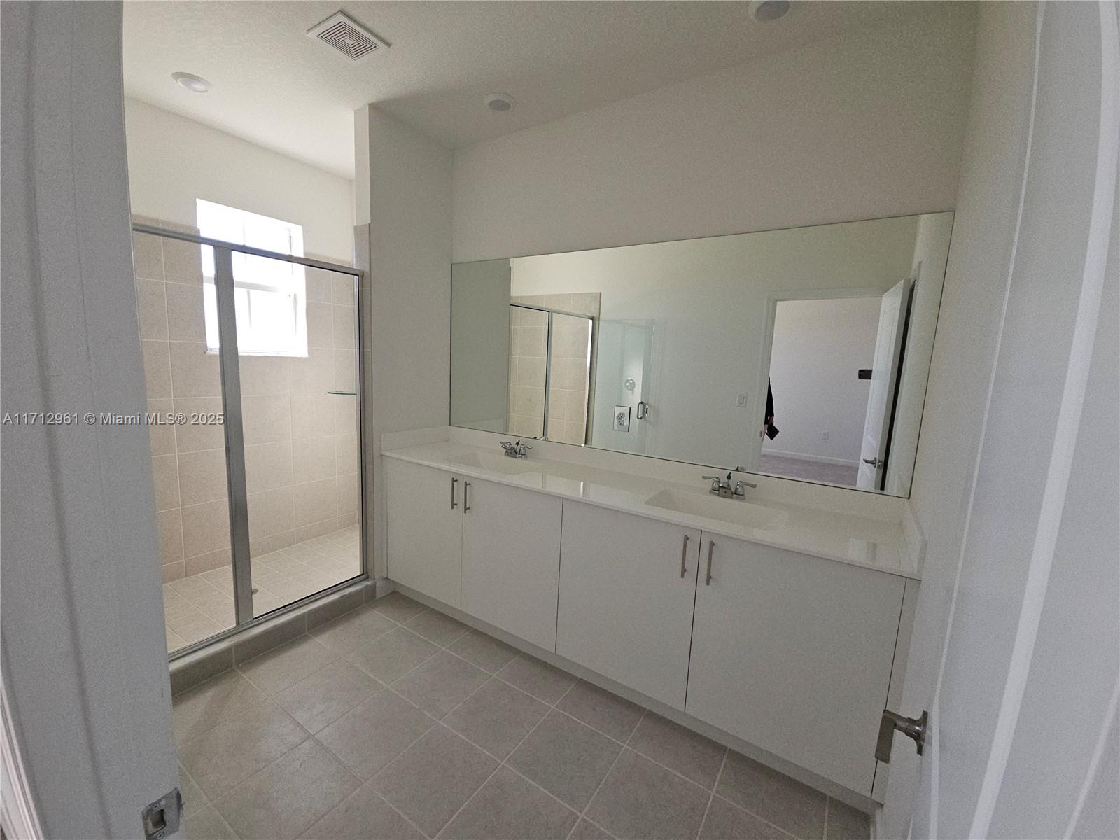 2530 SE 29th St Unit: .
