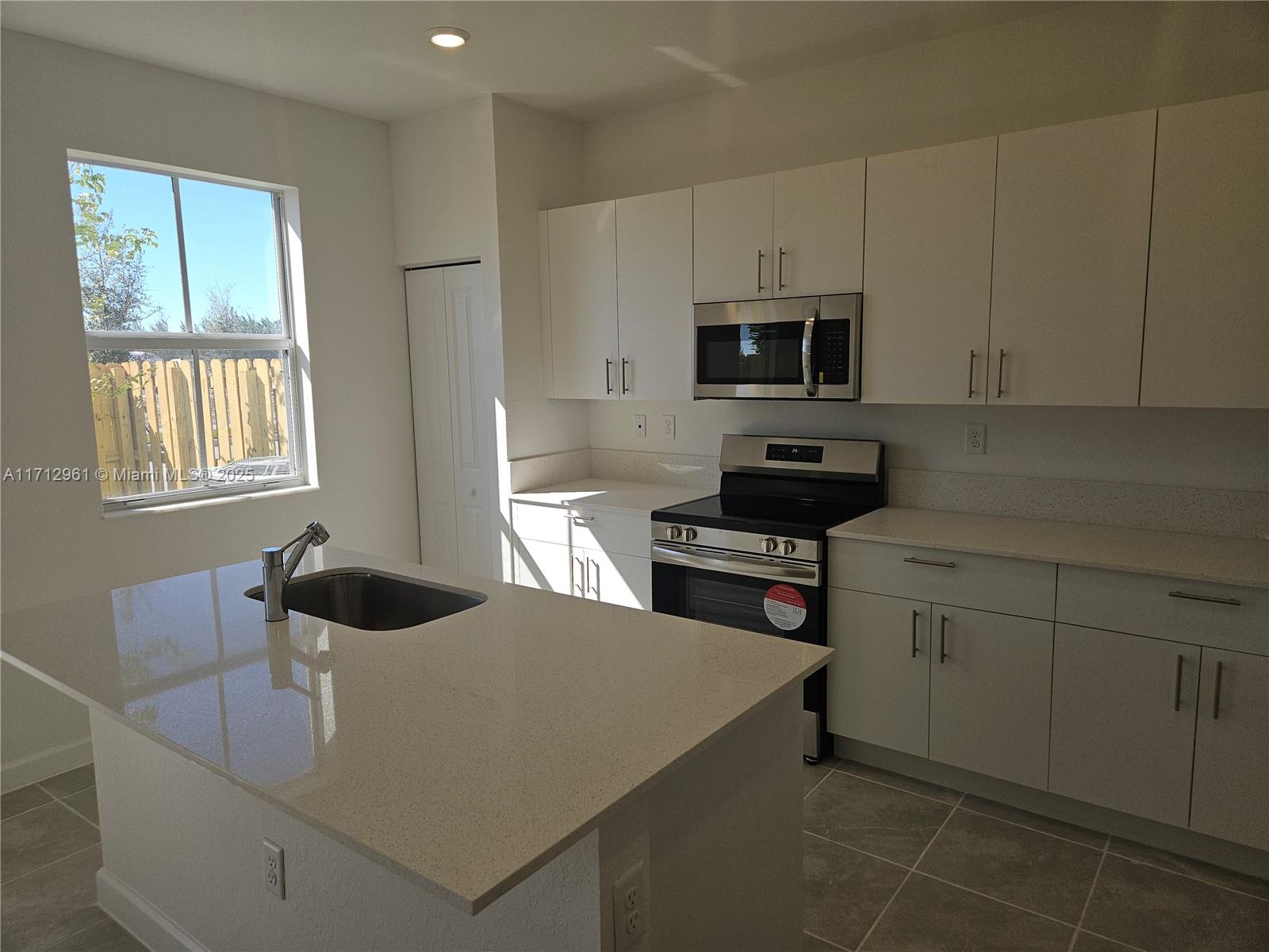 2530 SE 29th St Unit: .