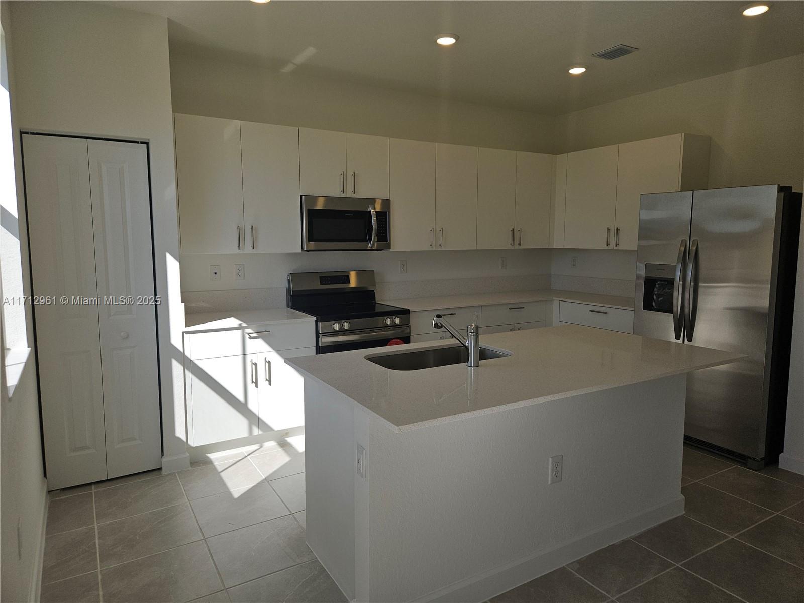 2530 SE 29th St Unit: .