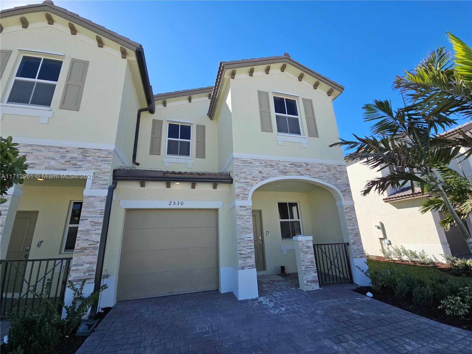 2530 SE 29th St Unit: .