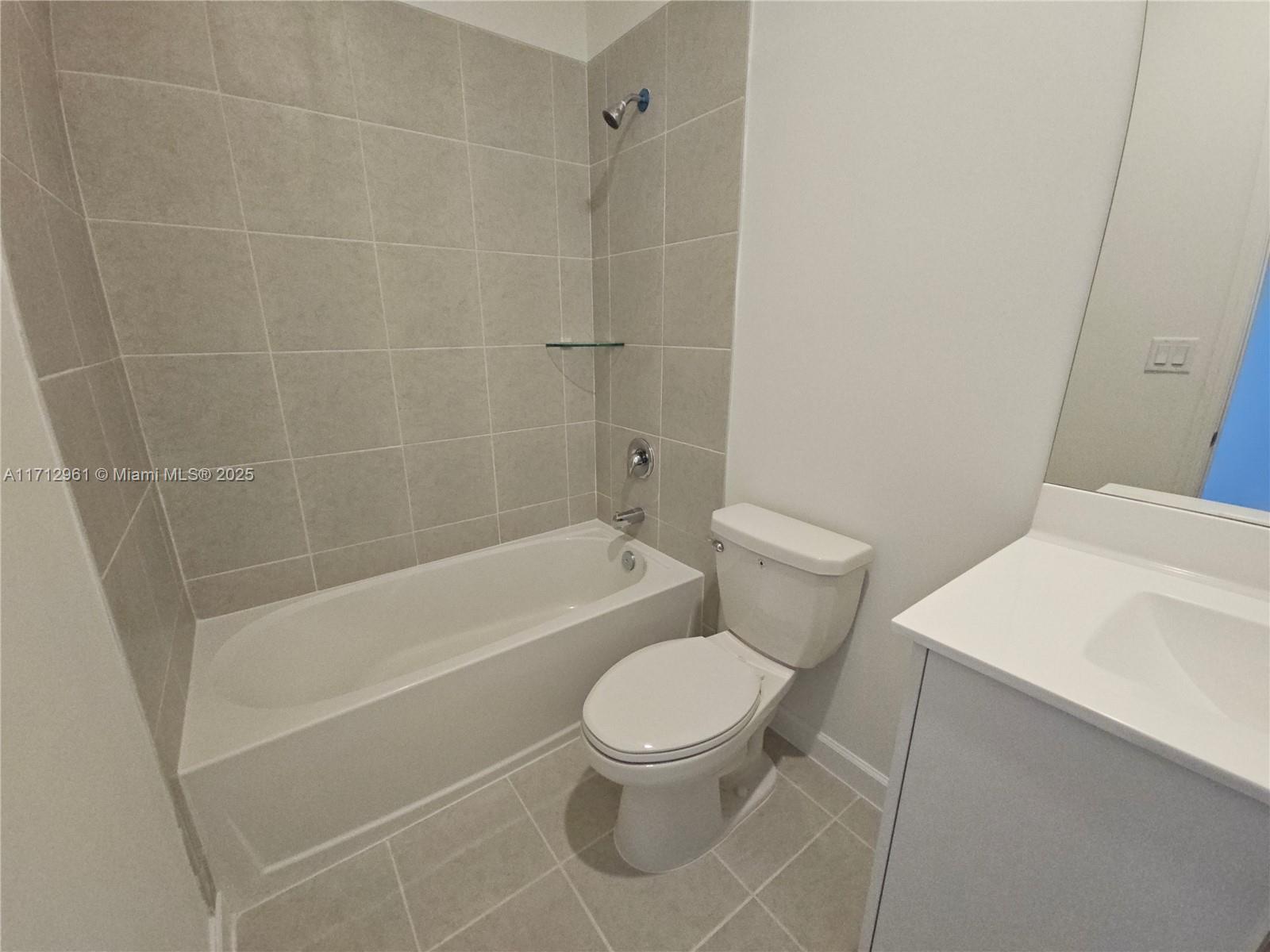 2530 SE 29th St Unit: .