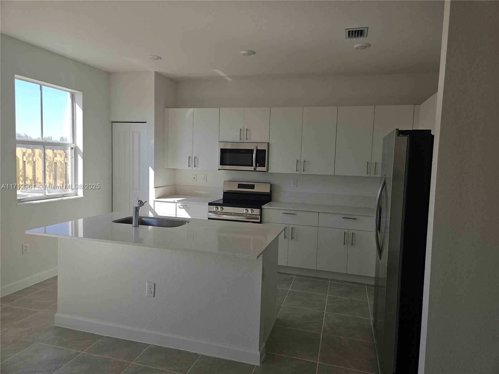 2530 SE 29th St Unit: .