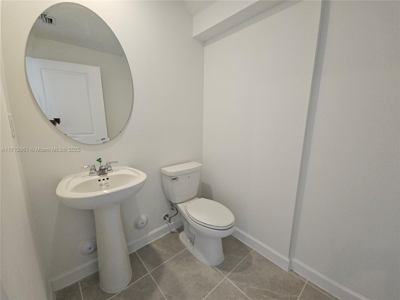 2530 SE 29th St Unit: .