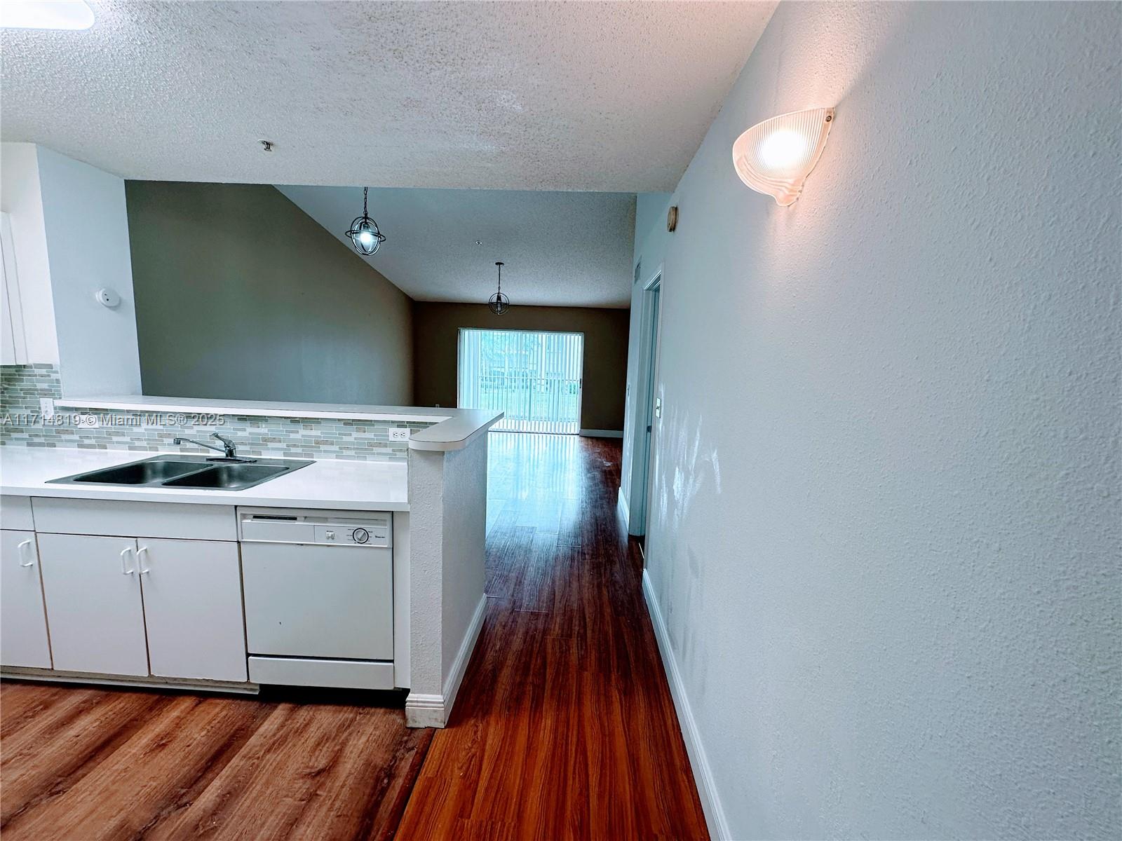 4520 NW 107 AV # 10 Unit: 208-10