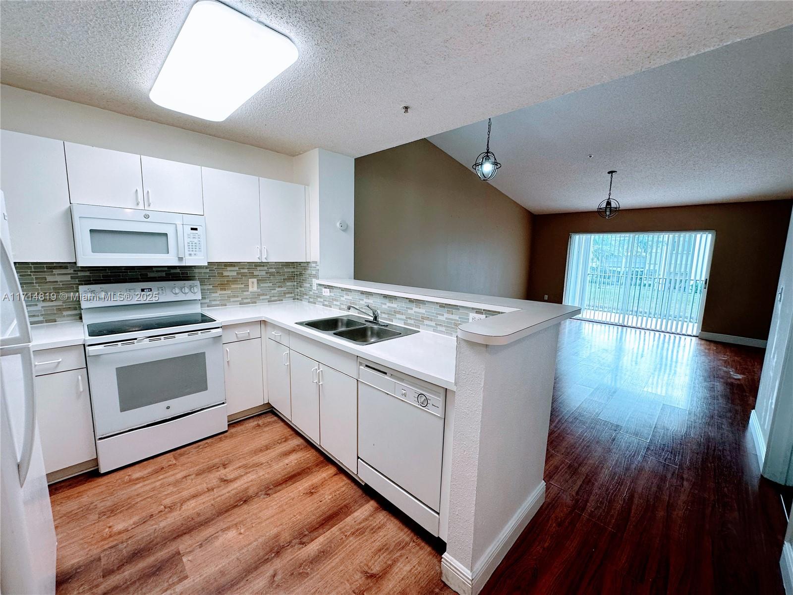 4520 NW 107 AV # 10 Unit: 208-10