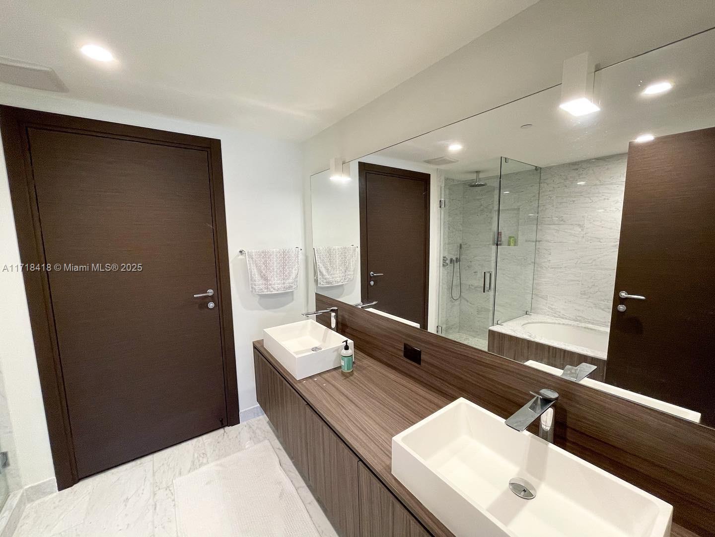 1000 Brickell Plz # 2011