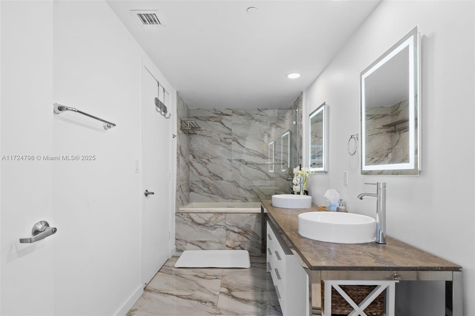 475 Brickell Ave # 3711