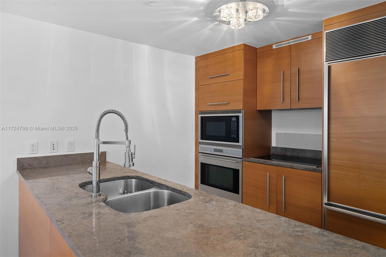 475 Brickell Ave # 3711
