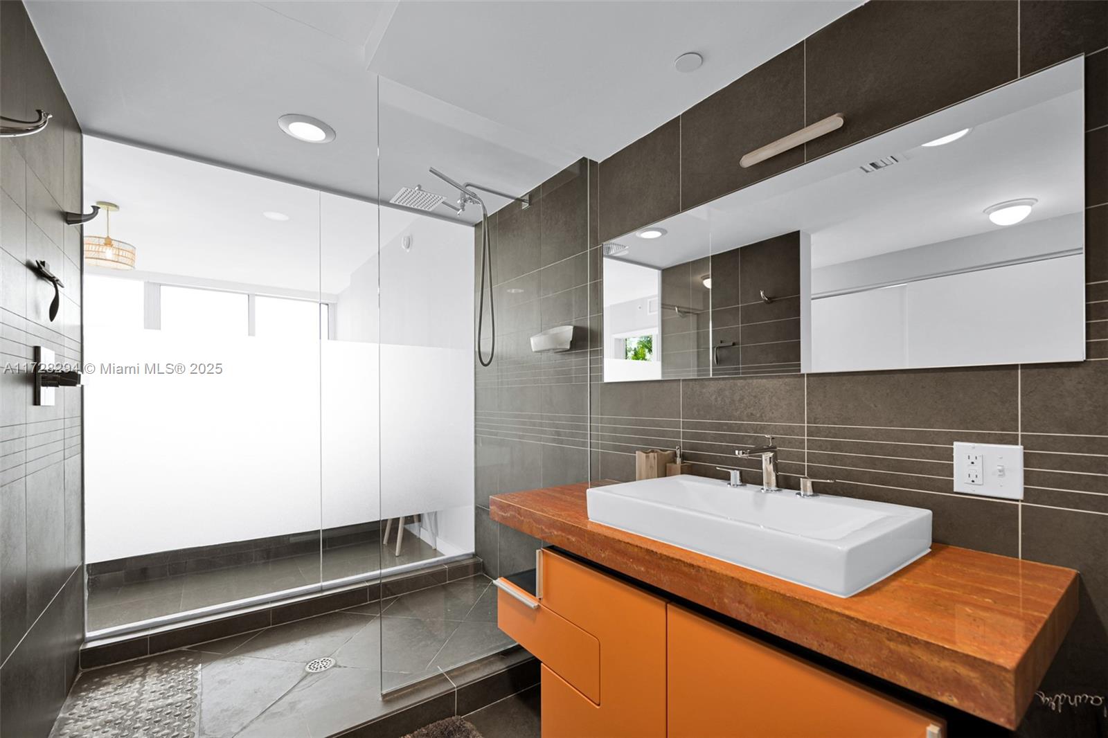 2155 Washington Ct # 403