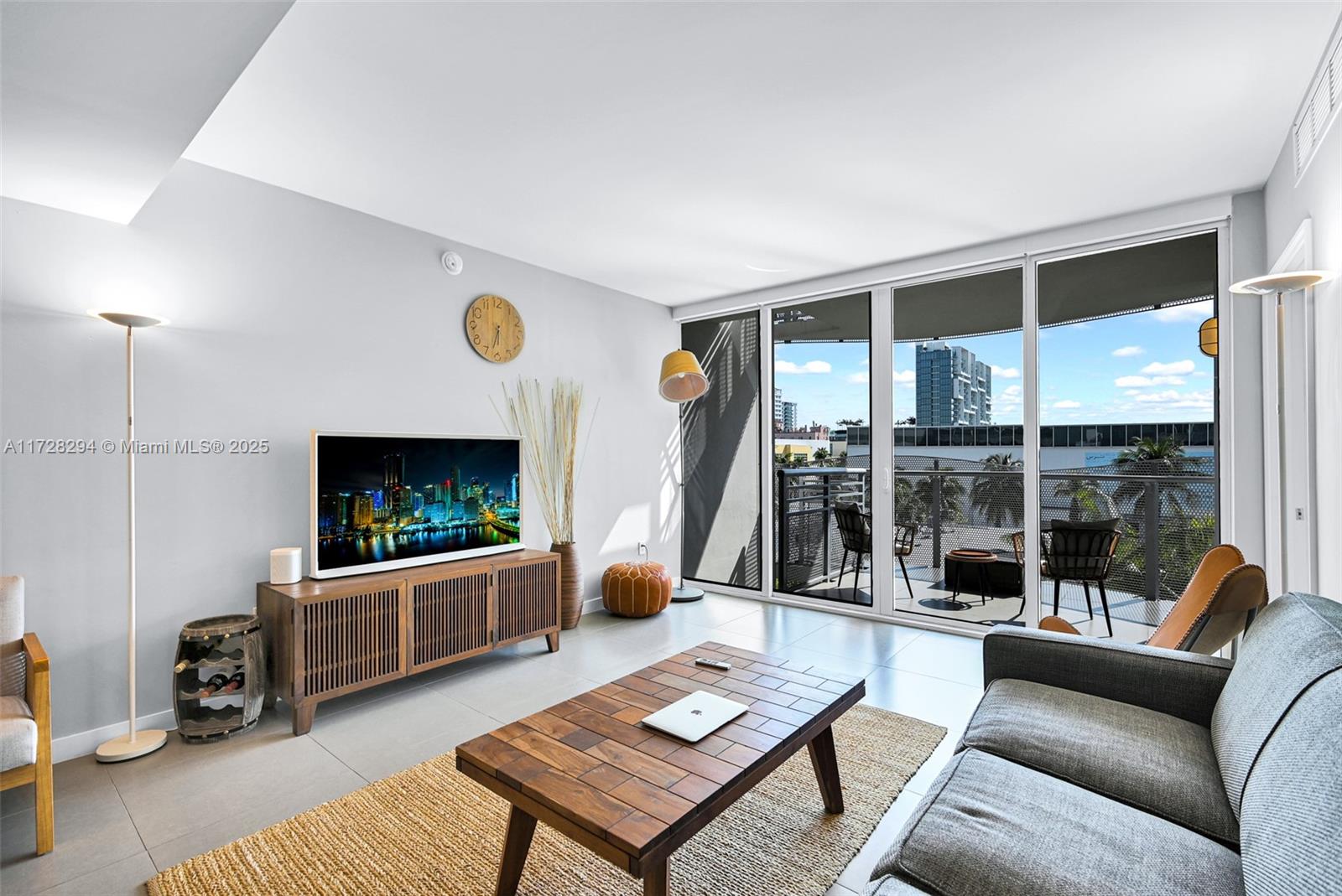 2155 Washington Ct # 403