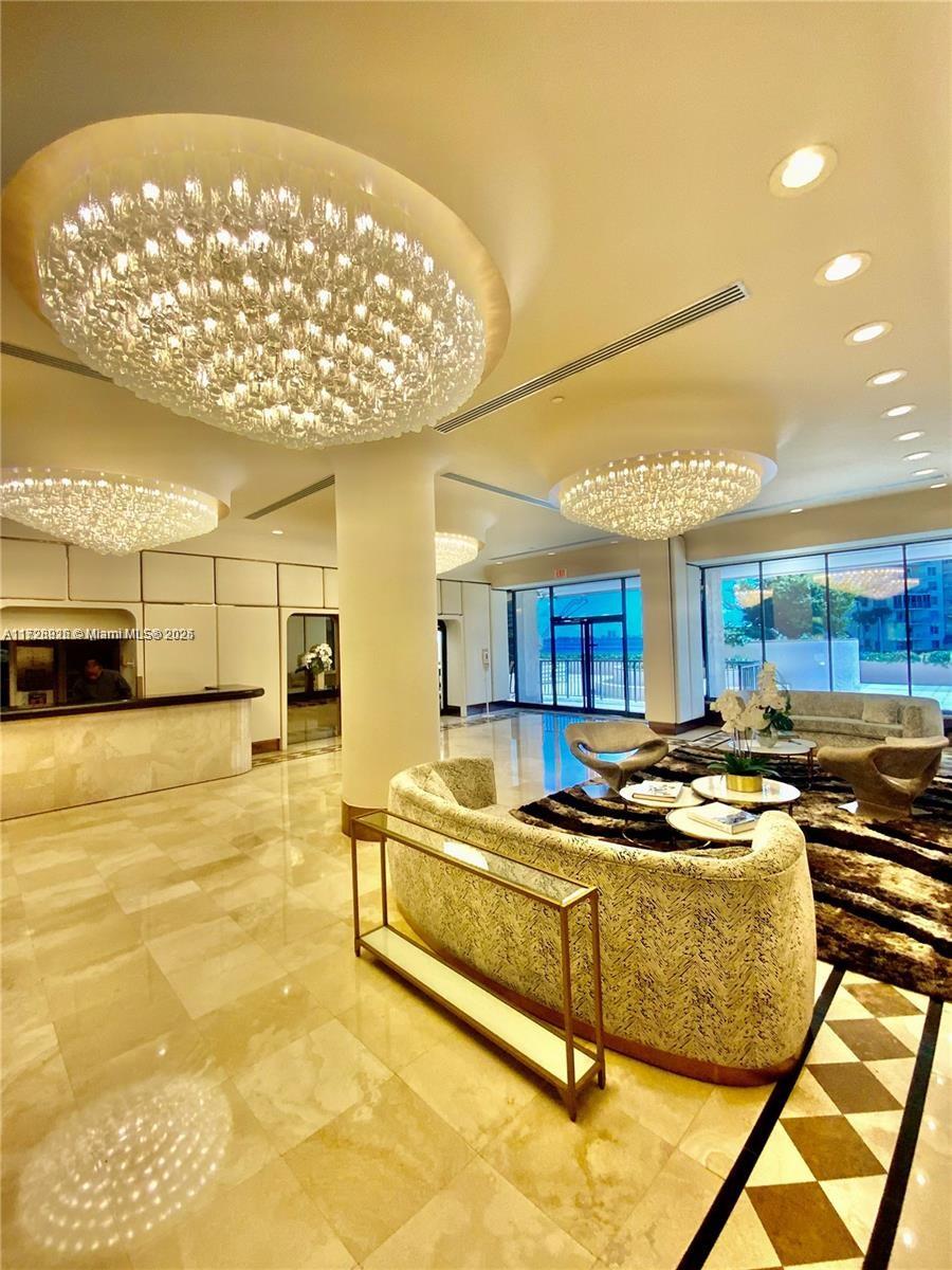 1800 NE 114th St # 2005