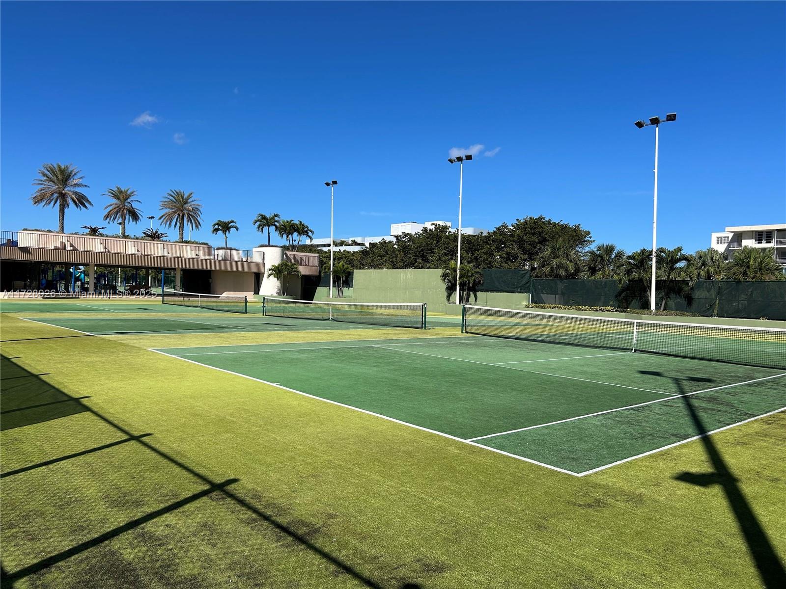 1800 NE 114th St # 2005