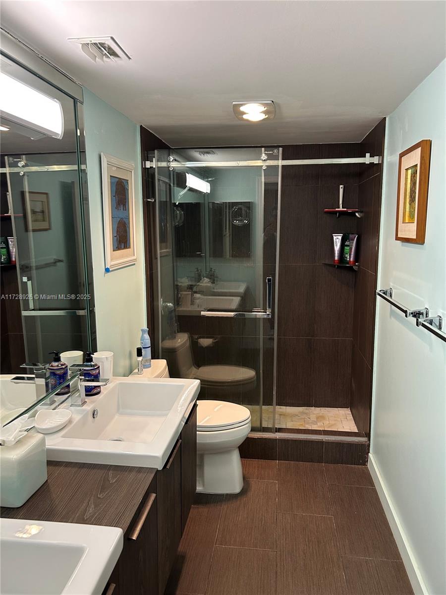 1800 NE 114th St # 2005