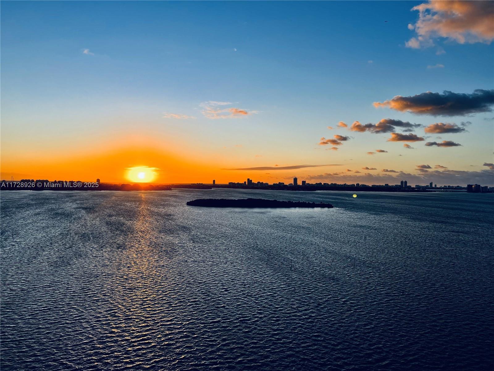 1800 NE 114th St # 2005