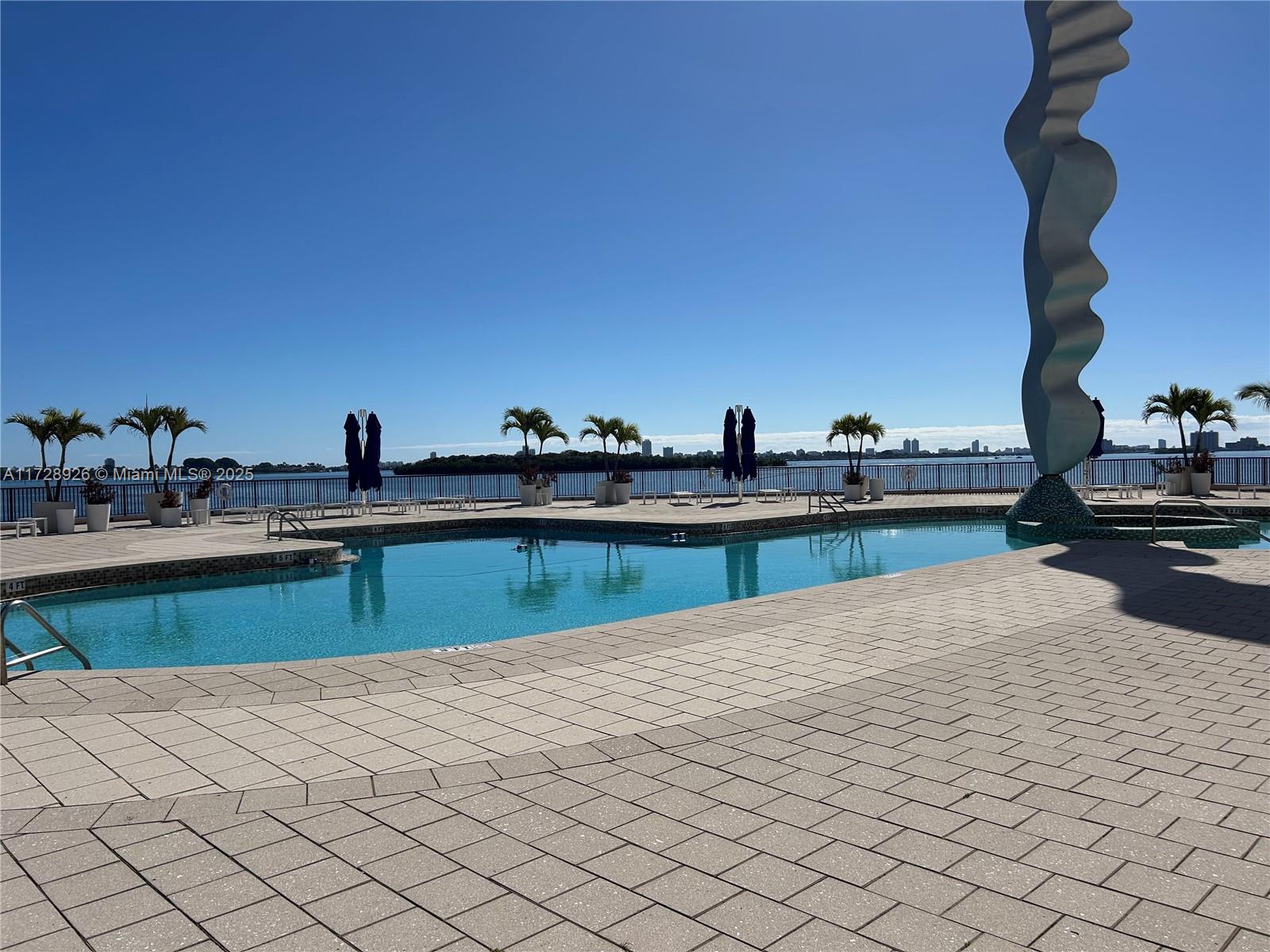 1800 NE 114th St # 2005