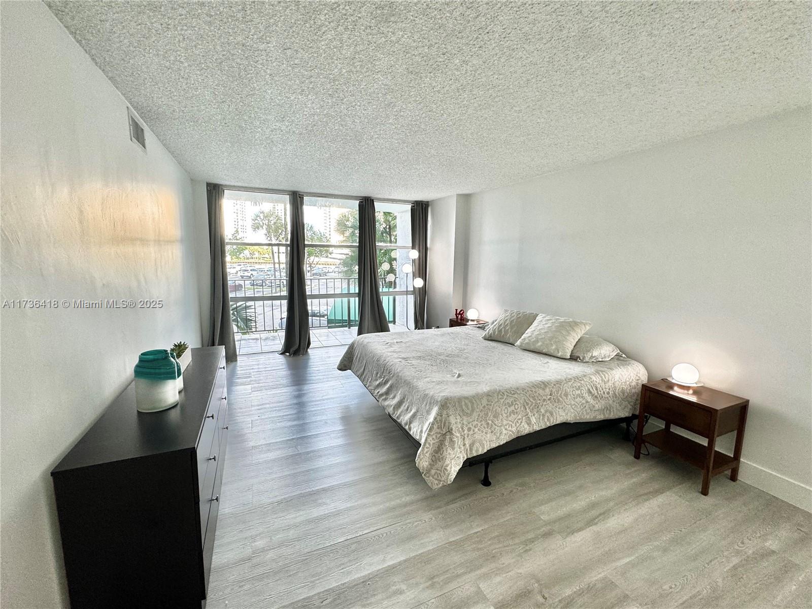 1000 Parkview Dr # 202