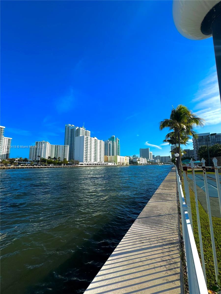 1000 Parkview Dr # 202