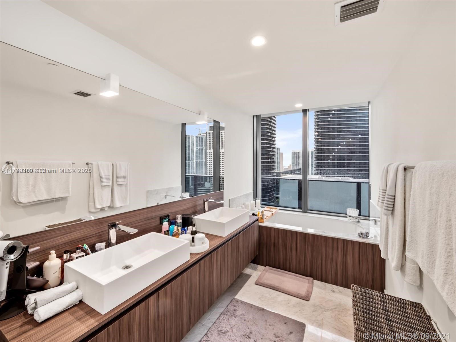 1000 Brickell Plz # 2615