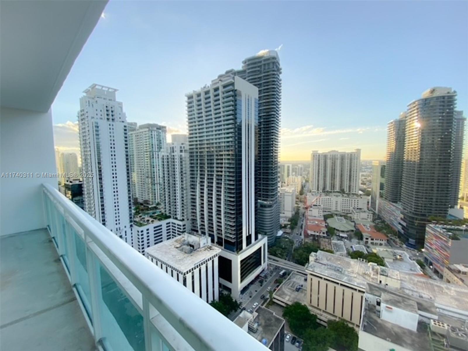 951 Brickell Ave # 3305
