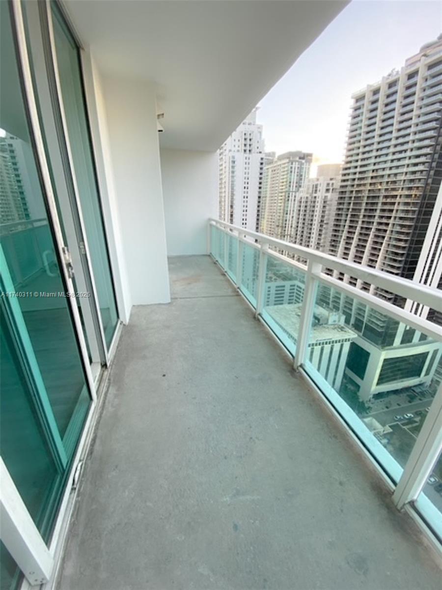 951 Brickell Ave # 3305