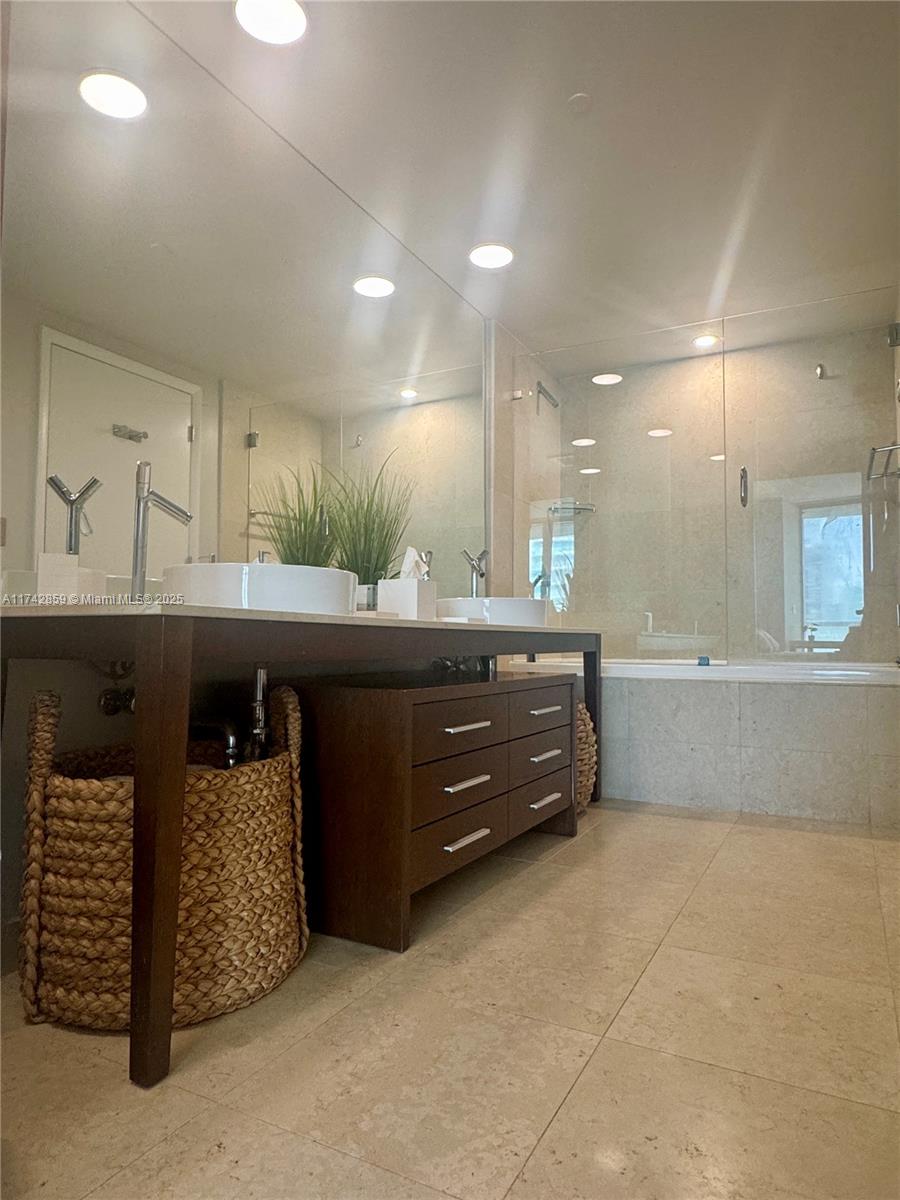 475 Brickell Ave # 3712