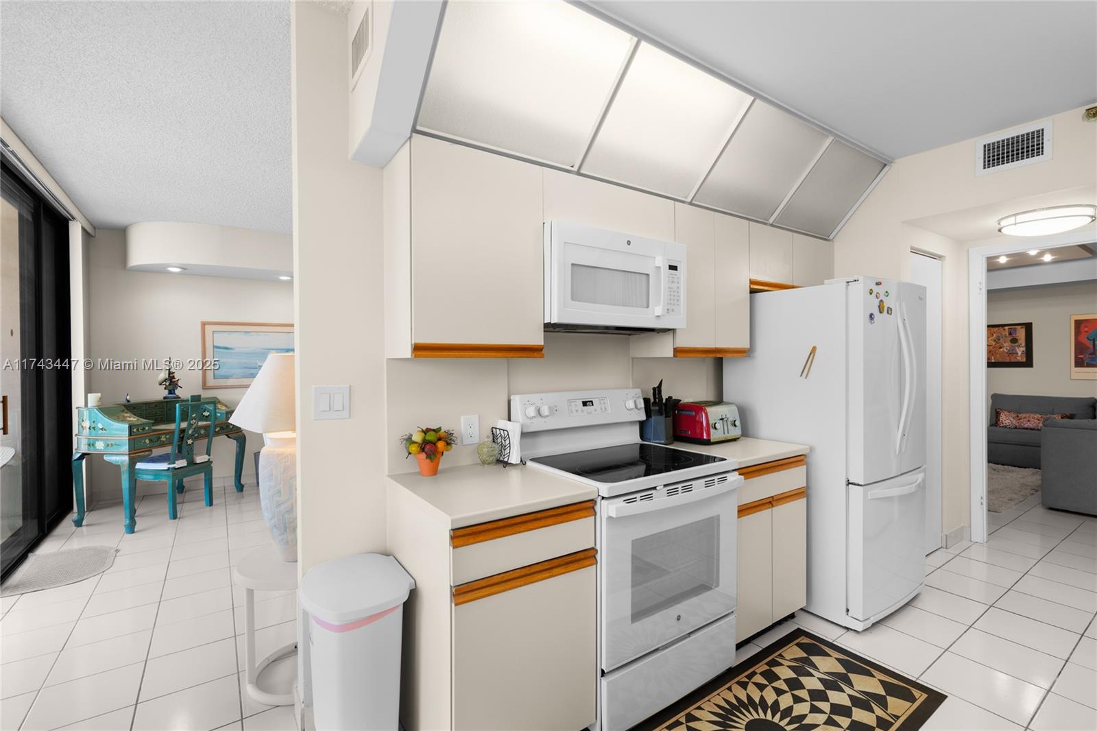 20281 E Country Club Dr # 403