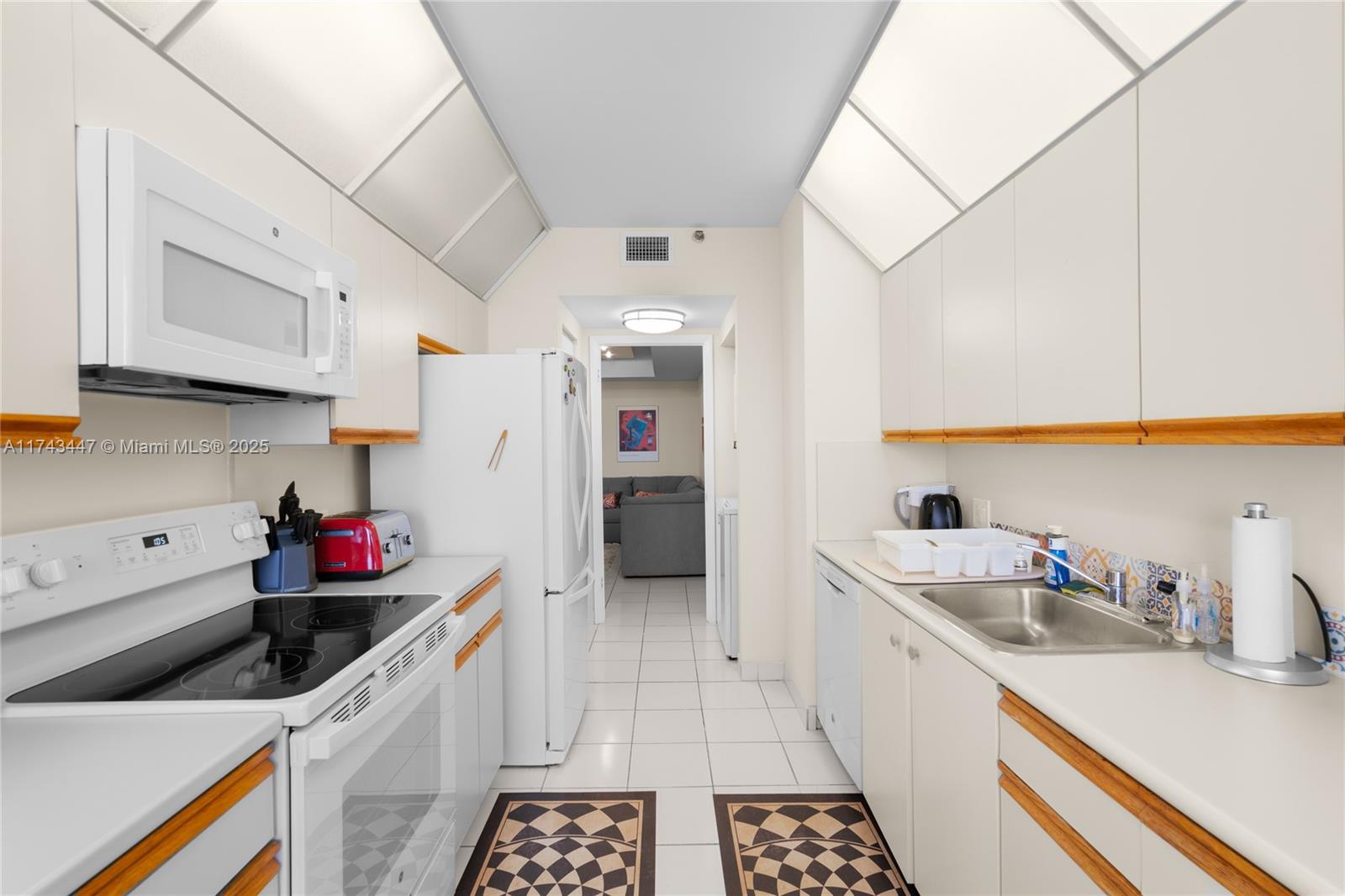 20281 E Country Club Dr # 403