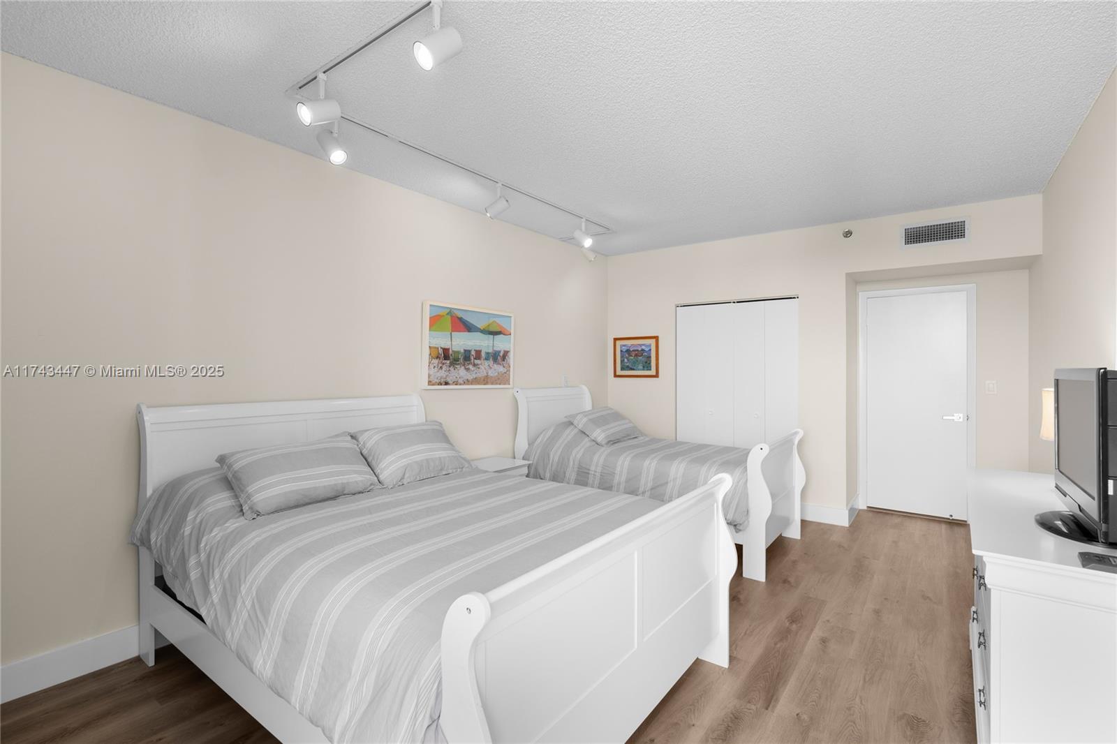 20281 E Country Club Dr # 403