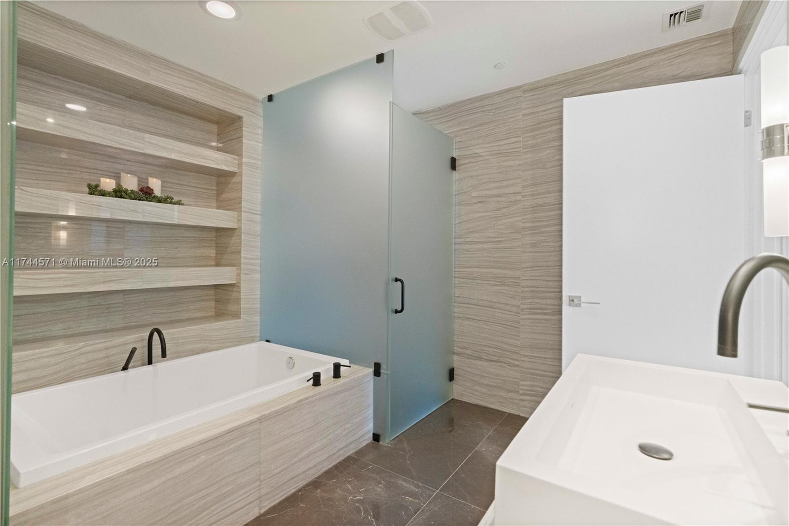 2200 N Ocean Blvd # N302