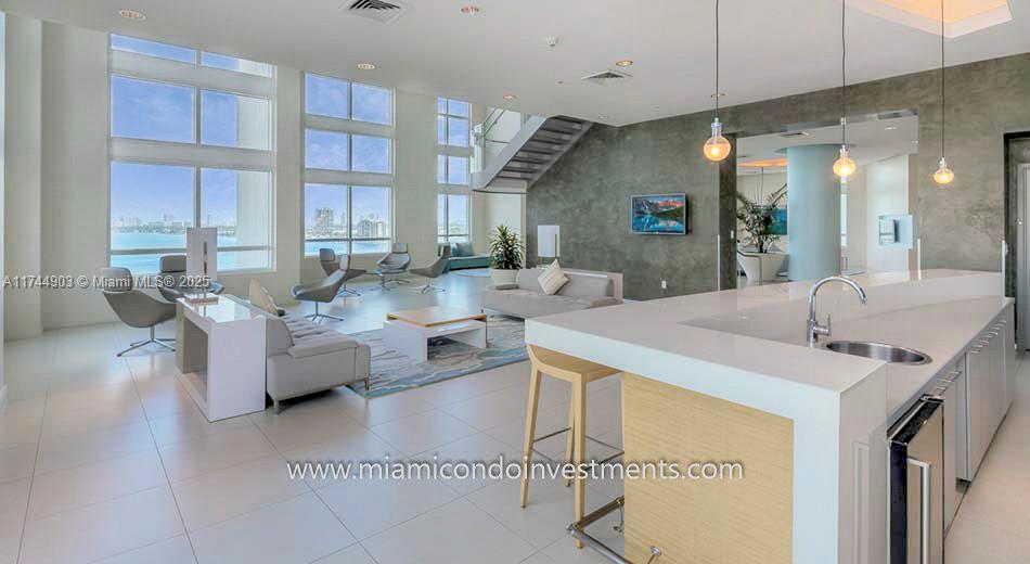 1900 N BAYSHORE DR #212