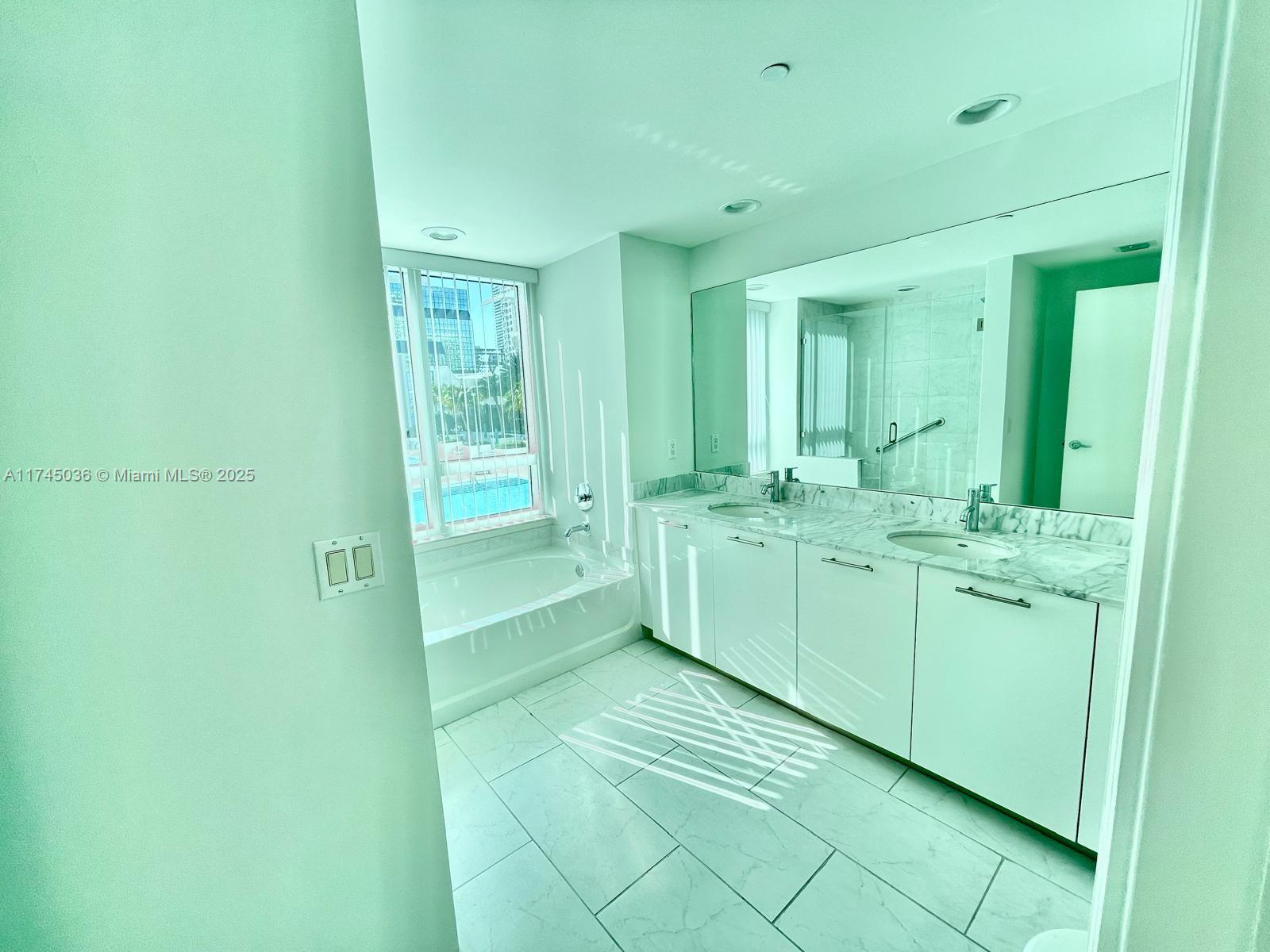 950 Brickell Bay Dr # 1111