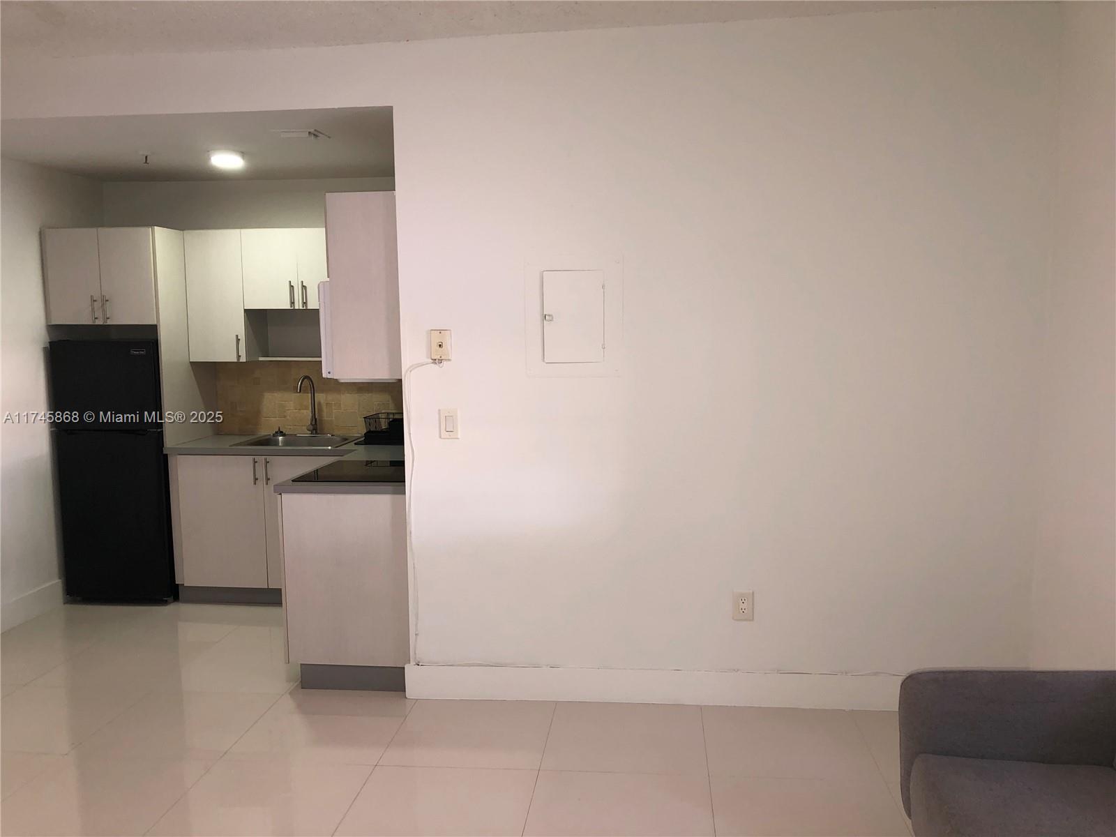 2730 Collins Ave # 205