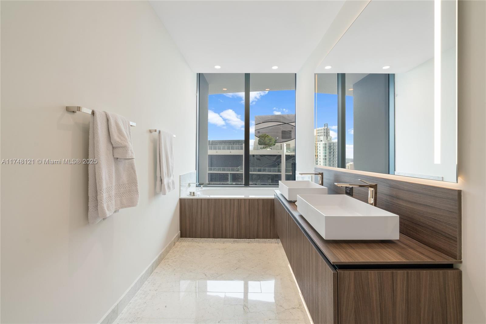 1000 Brickell Plz Unit: PH5005