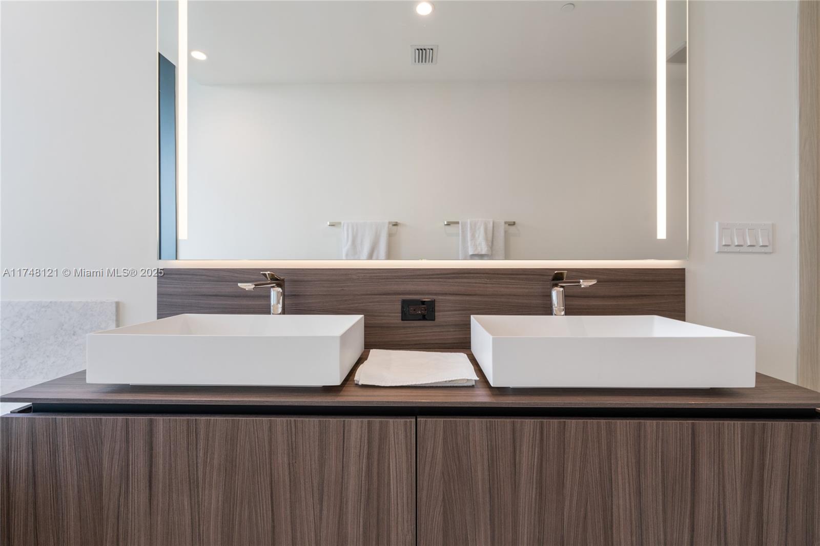 1000 Brickell Plz Unit: PH5005