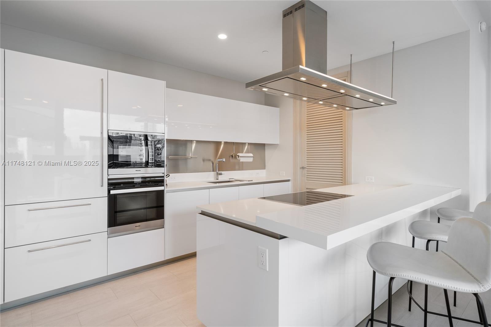 1000 Brickell Plz Unit: PH5005