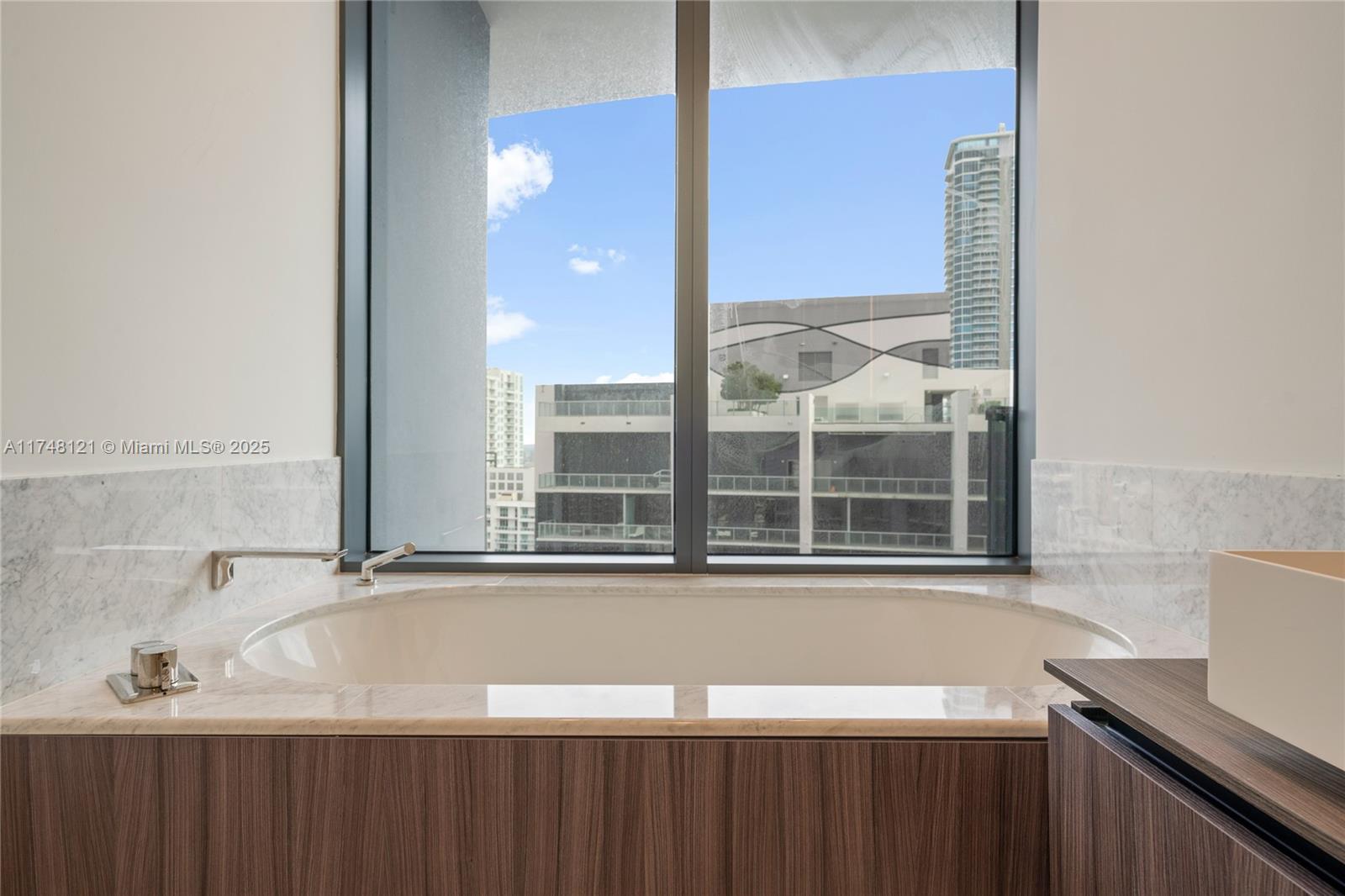 1000 Brickell Plz Unit: PH5005
